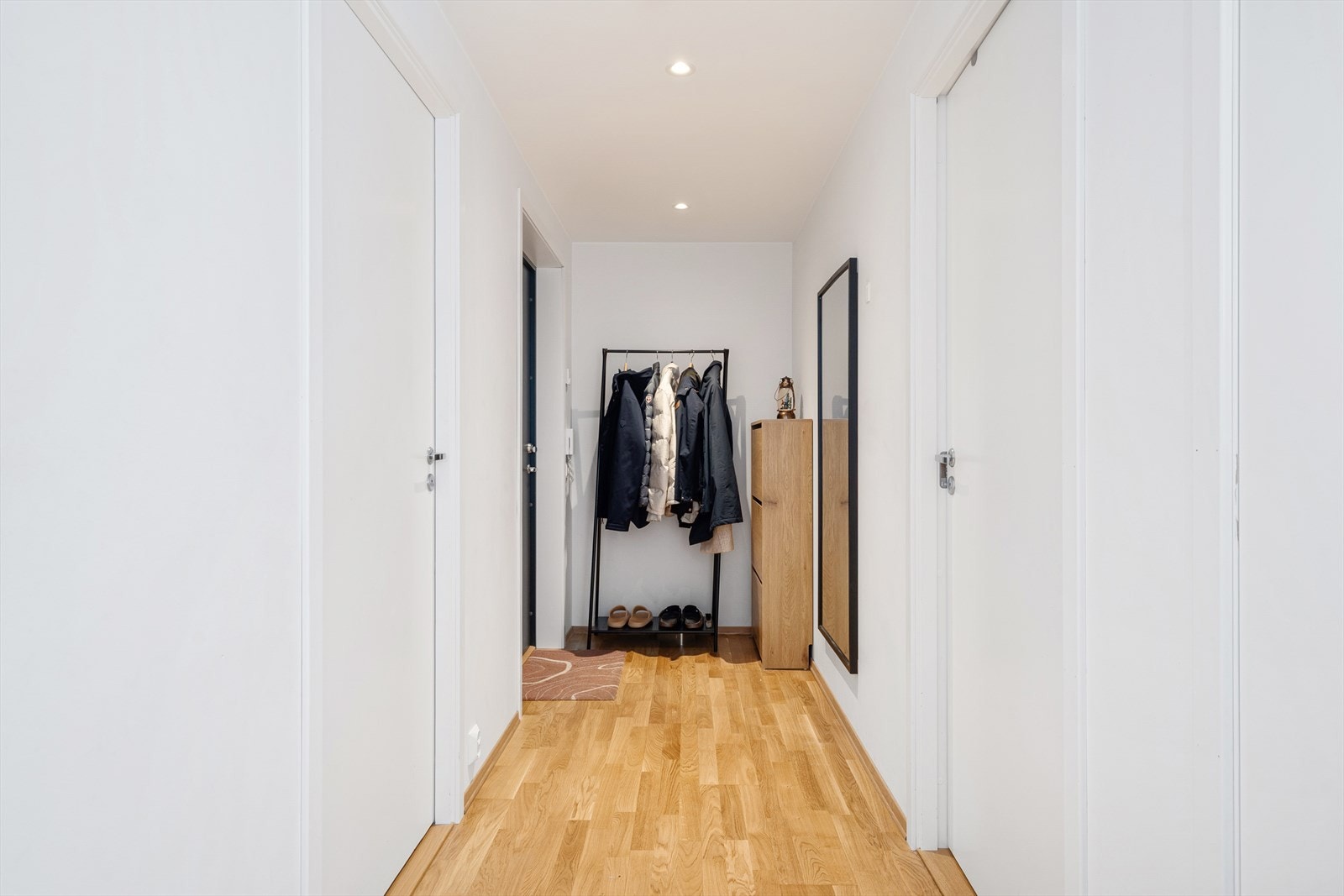 Det er montert downlights i himling og porttelefon Galleribilde