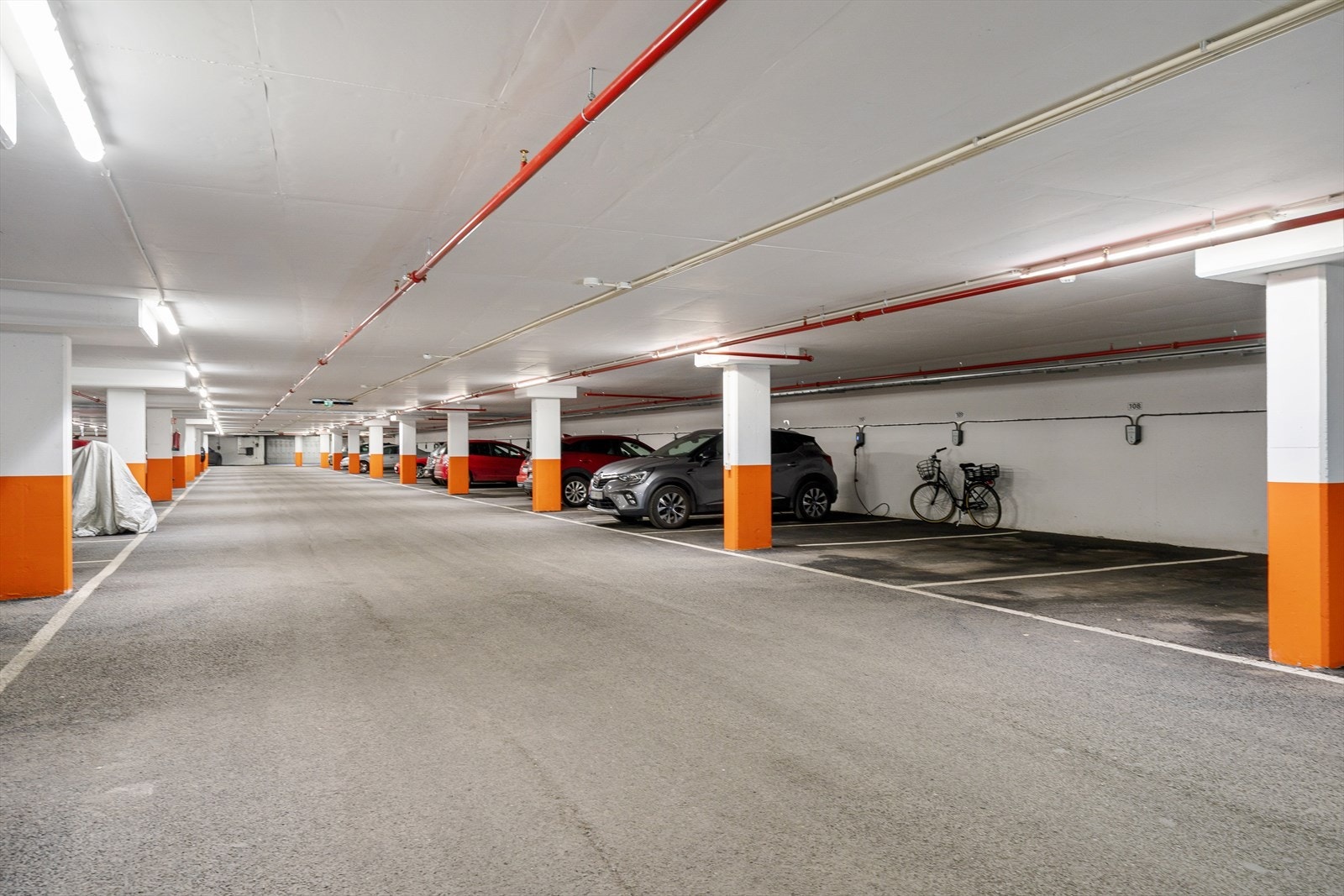 Med boligen følger det med parkeringsplass med elbillader i felles garasjeanlegg Galleribilde