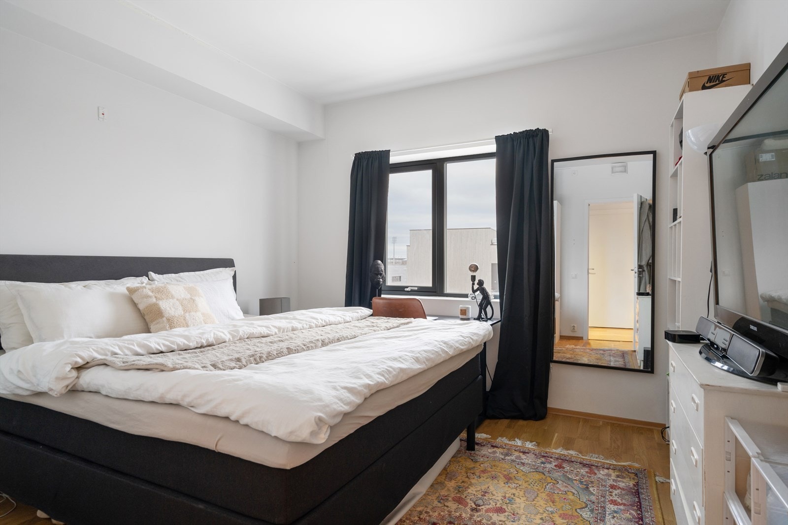 Romslig hovedsoverom med god plass til dobbeltseng med tilhørende nattbord og annet ønsket inventar Galleribilde