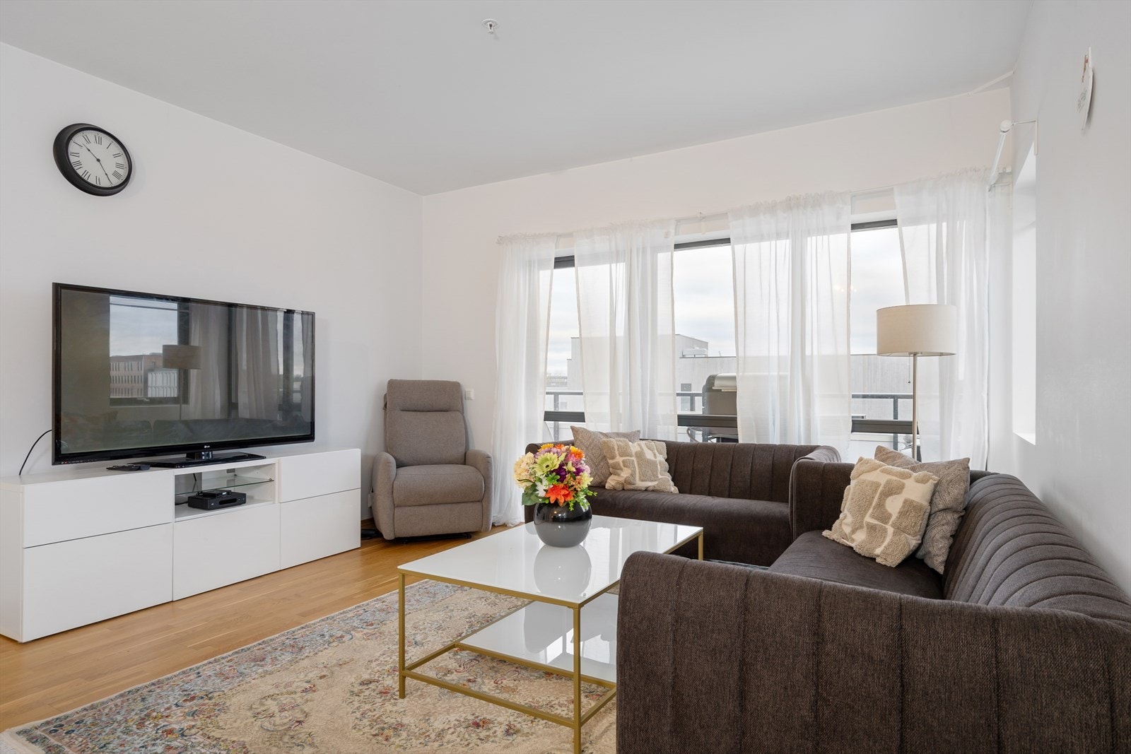 Velkommen inn! Lys og romslig stue med store vindusflater som gir rikelig med naturlig lys Galleribilde