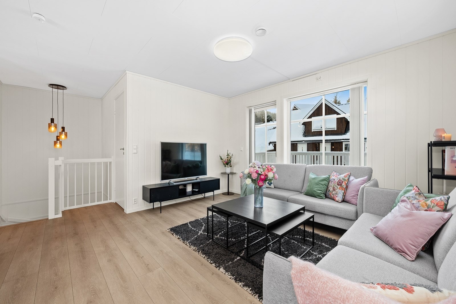 Fra stuesonen er det utgang til en nordvestvendt balkong på ca. 34 kvm. Galleribilde