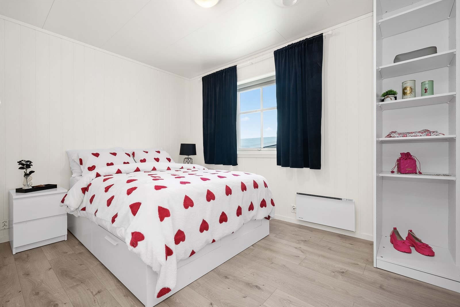 Hovedsoverommet er på ca. 11 kvm, og har medfølgende garderobeløsning. Galleribilde