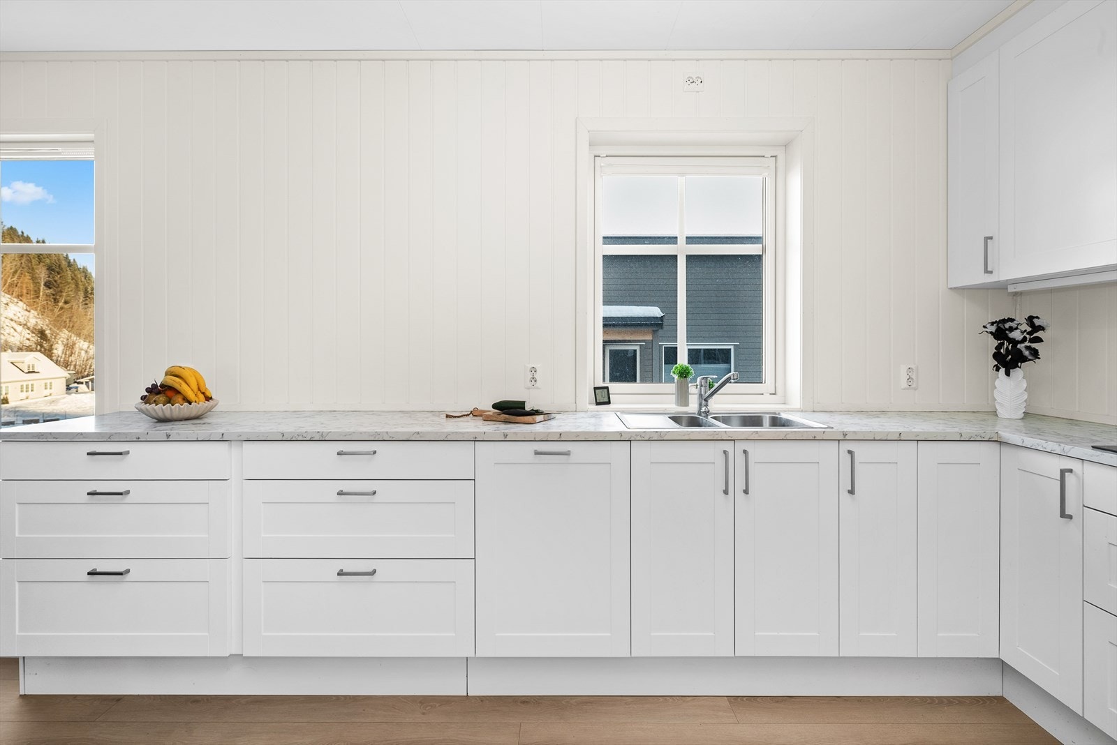 Kjøkkenet har integrerte hvitevarer som oppvaskmaskin, kjøleskap, fryseskap, mikrobølgeovn, stekeovn og koketopp. Galleribilde