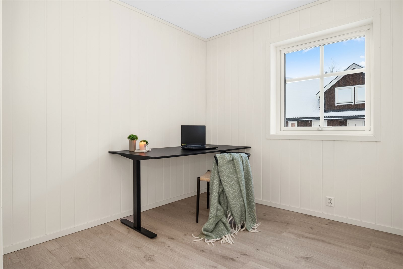 Ett av de fire soverommene ligger i 2. etasje, og måler ca. 7 kvm. Det er i dag innredet som kontor. Galleribilde