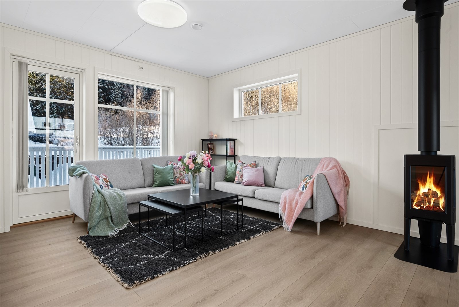 Det romslige allrommet som utgjør stue og kjøkken byr på god møbleringsfrihet. Galleribilde