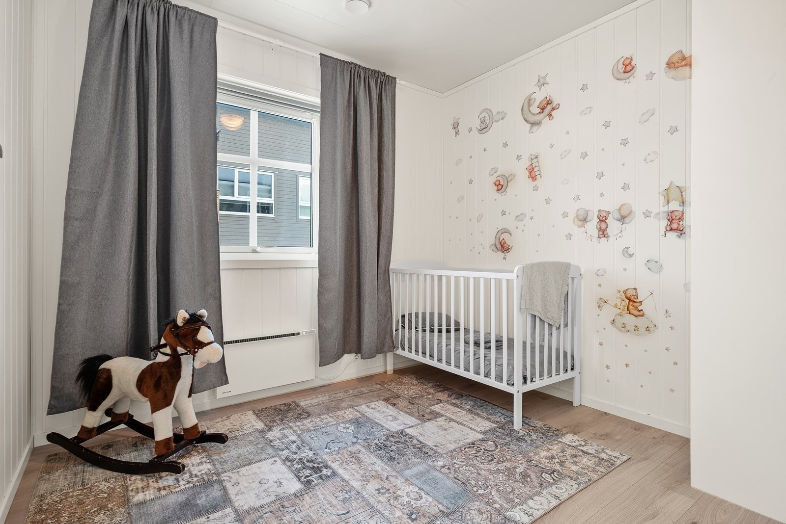 Soverom 1 og 2 i 1. etasje har panelovner montert under sprossevinduene. Galleribilde