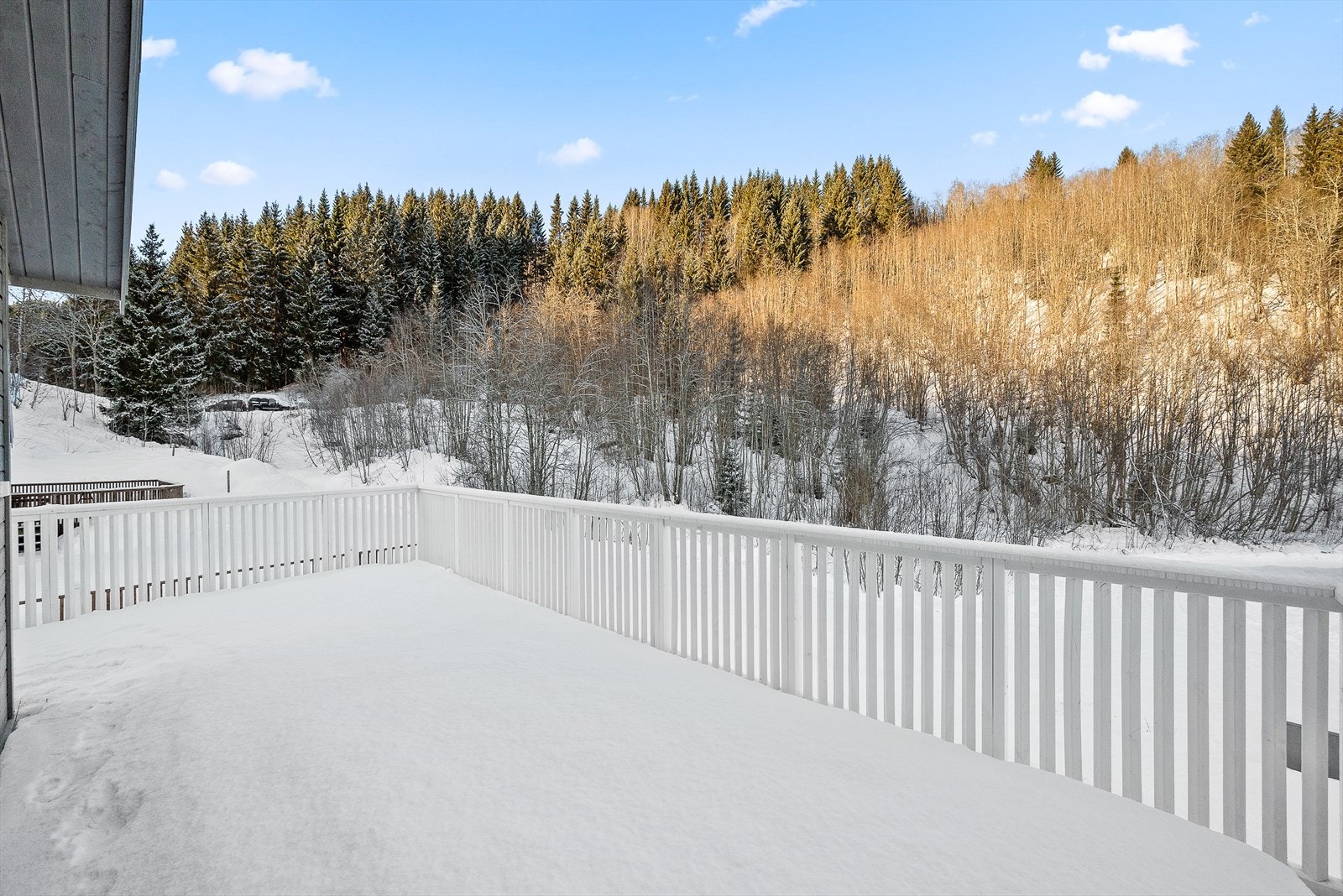 På balkongen er det god plass til grill og det man måtte ønske av utemøblement. Galleribilde