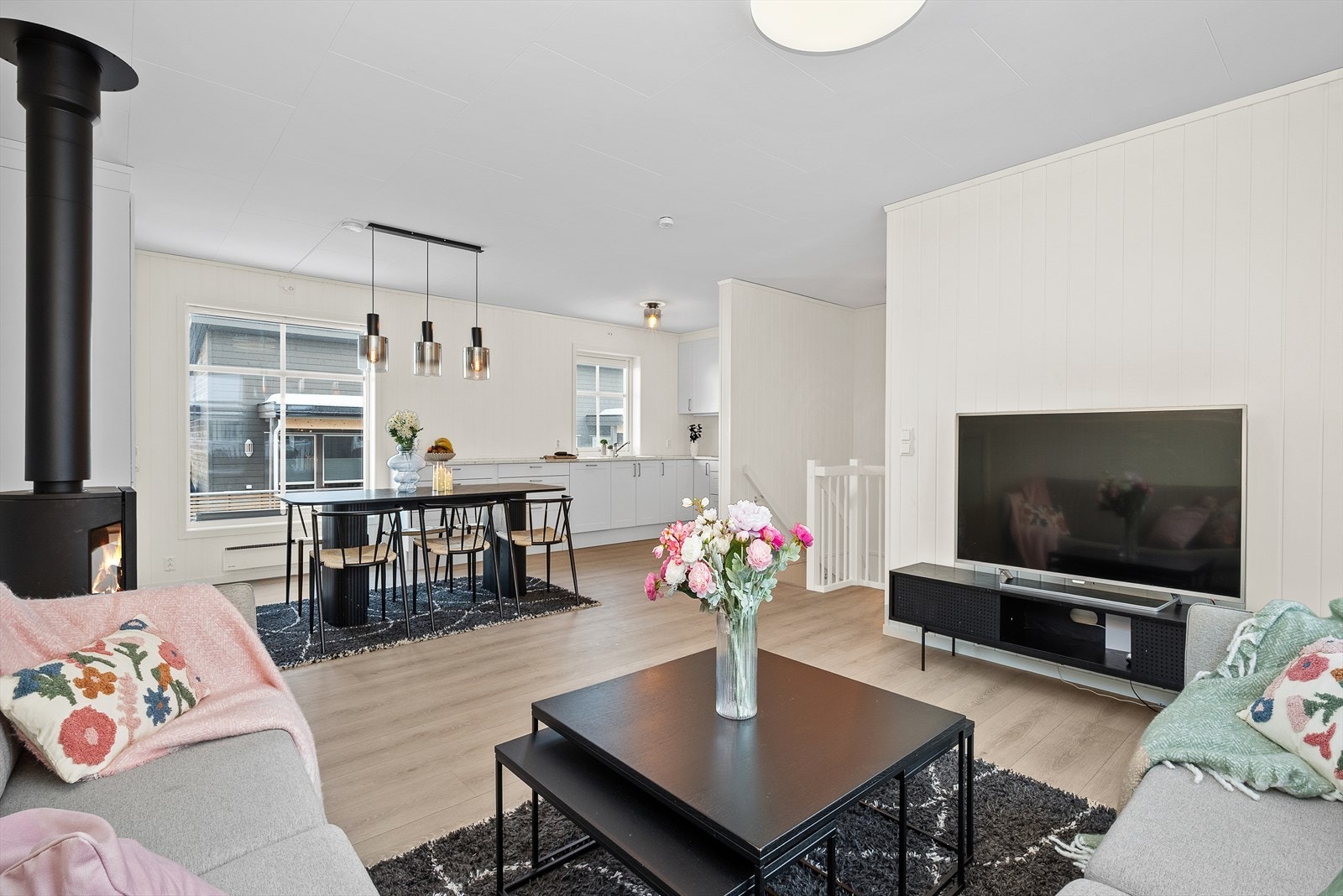 Stuen ligger i åpen løsning med kjøkkenet, og sammen danner de et luftig og innbydende allrom på ca. 45,5 kvm. Galleribilde