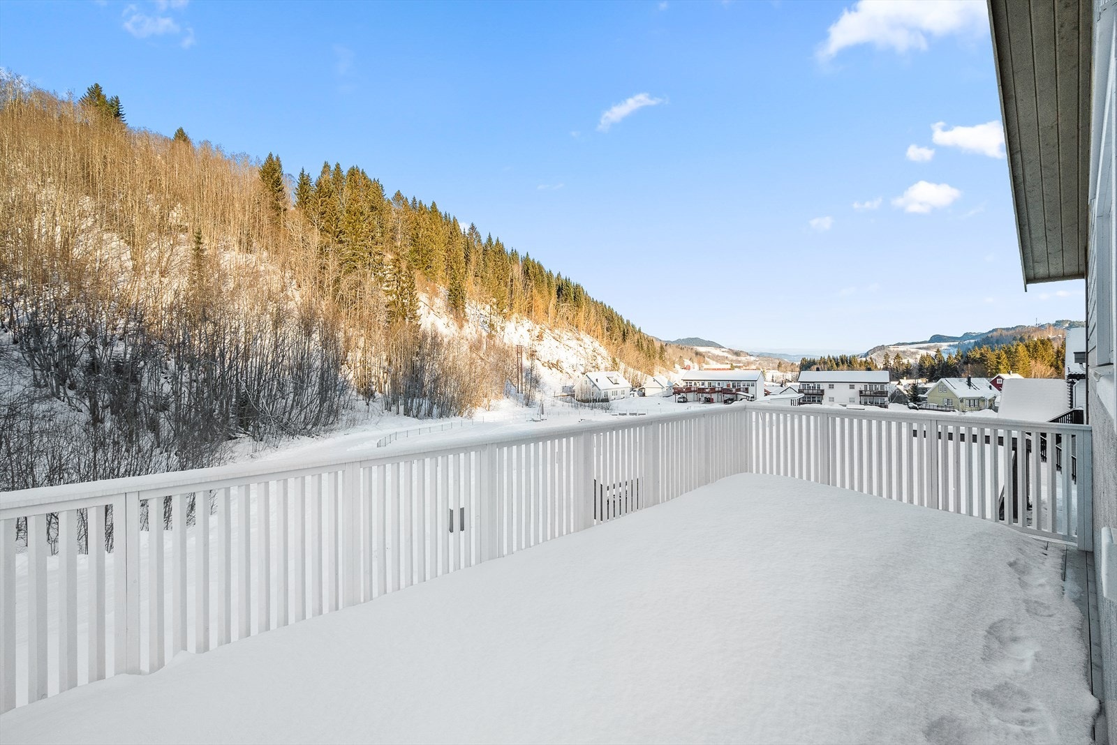 Det er naturskjønt utsyn fra den nordvestvendte balkongen. Galleribilde