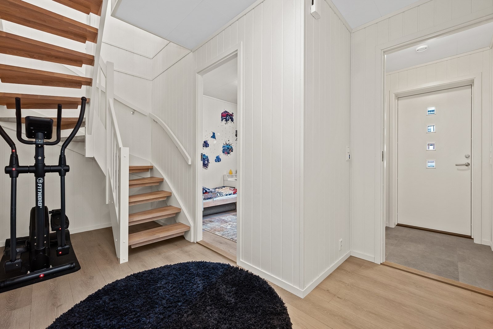 Det er elektrisk gulvvarme i trappegangen i 1. etasje. Galleribilde