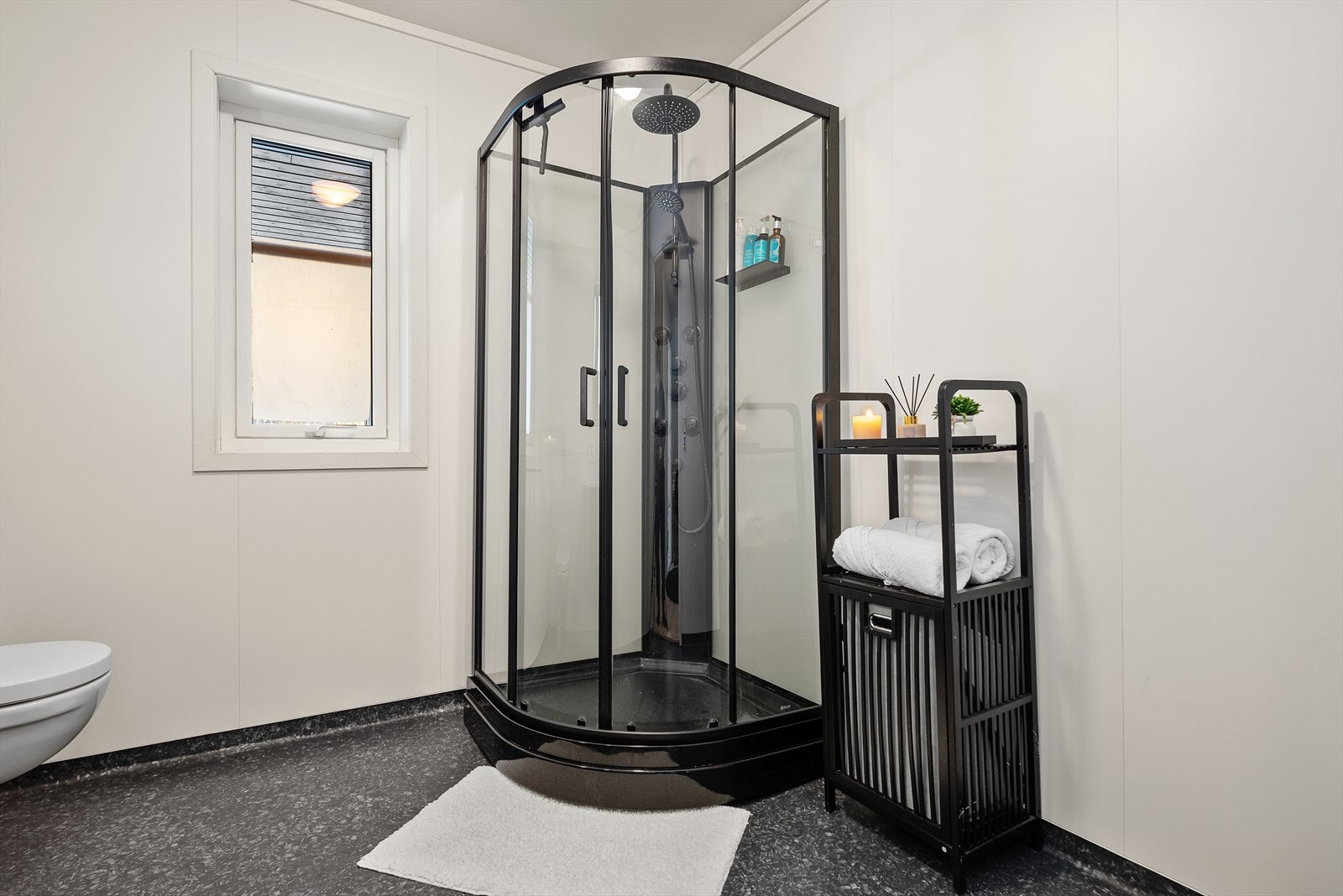 I det moderne dusjkabinettet er det regnfallsdusj. Galleribilde