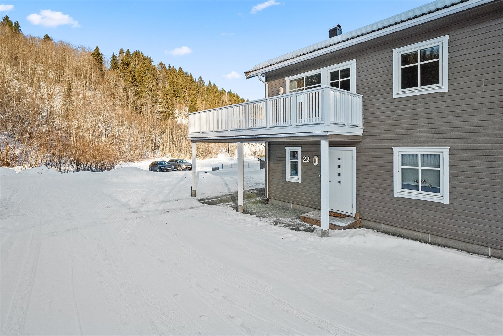 Boligen har et pent, overbygd inngangsparti med gruslagt adkomst, repos i tre og veggmontert, klassisk utebelysning. Galleribilde