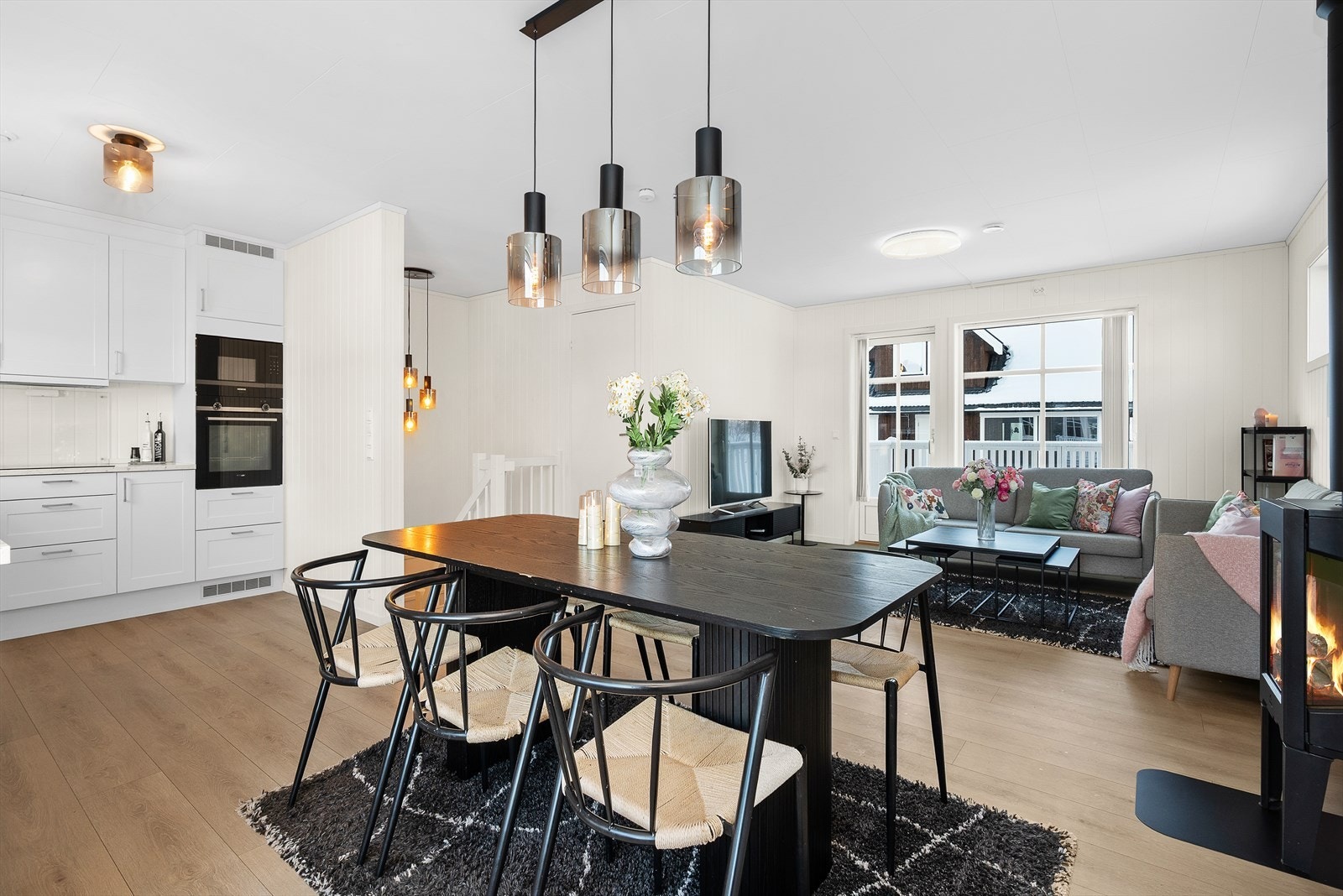 Nærheten mellom kjøkkenet og spiseplassen gjør matlagingen sosial og serveringen enkel. Galleribilde