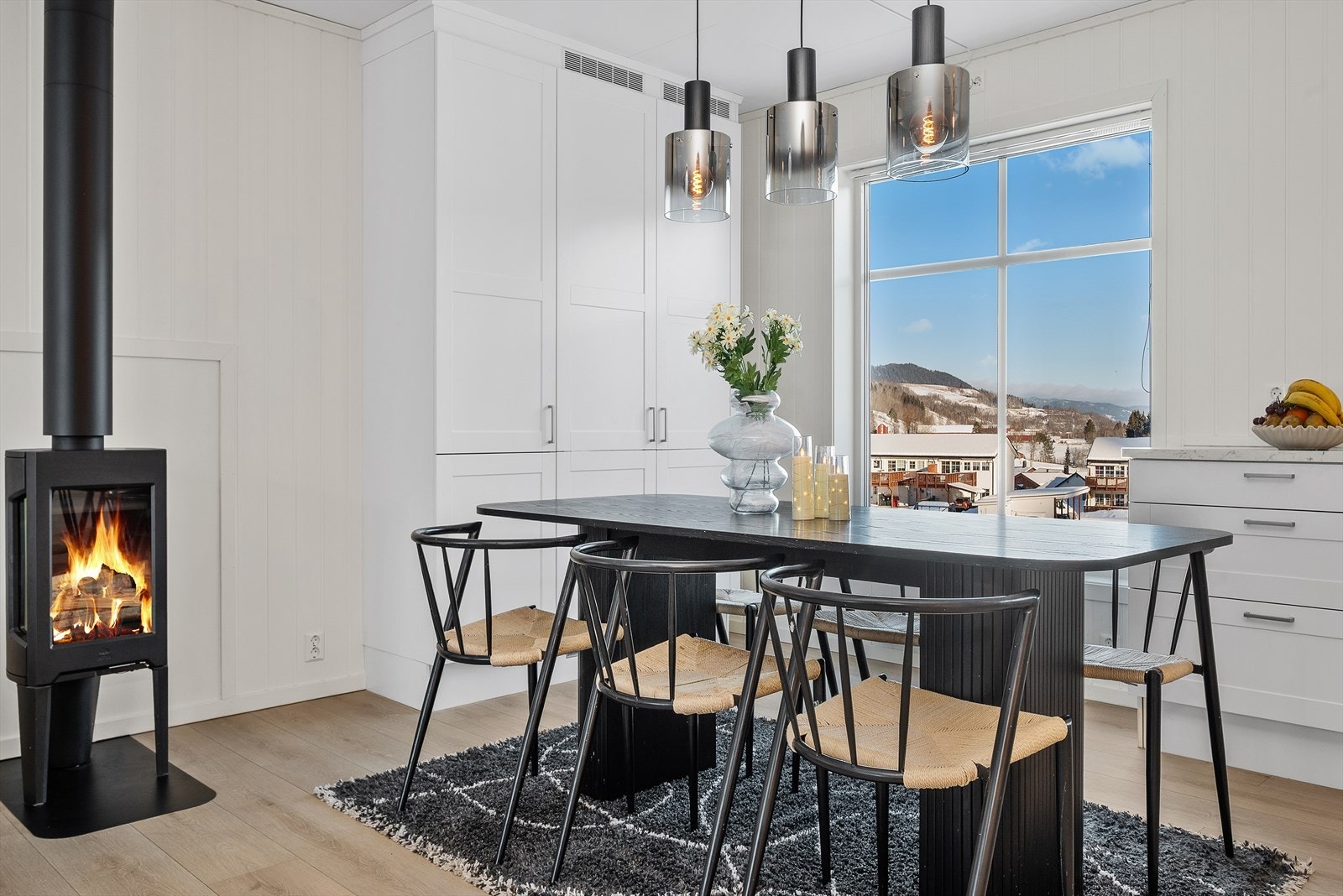 Fra spisestuen kan man nyte utsikt mot landskapene rundt. Galleribilde