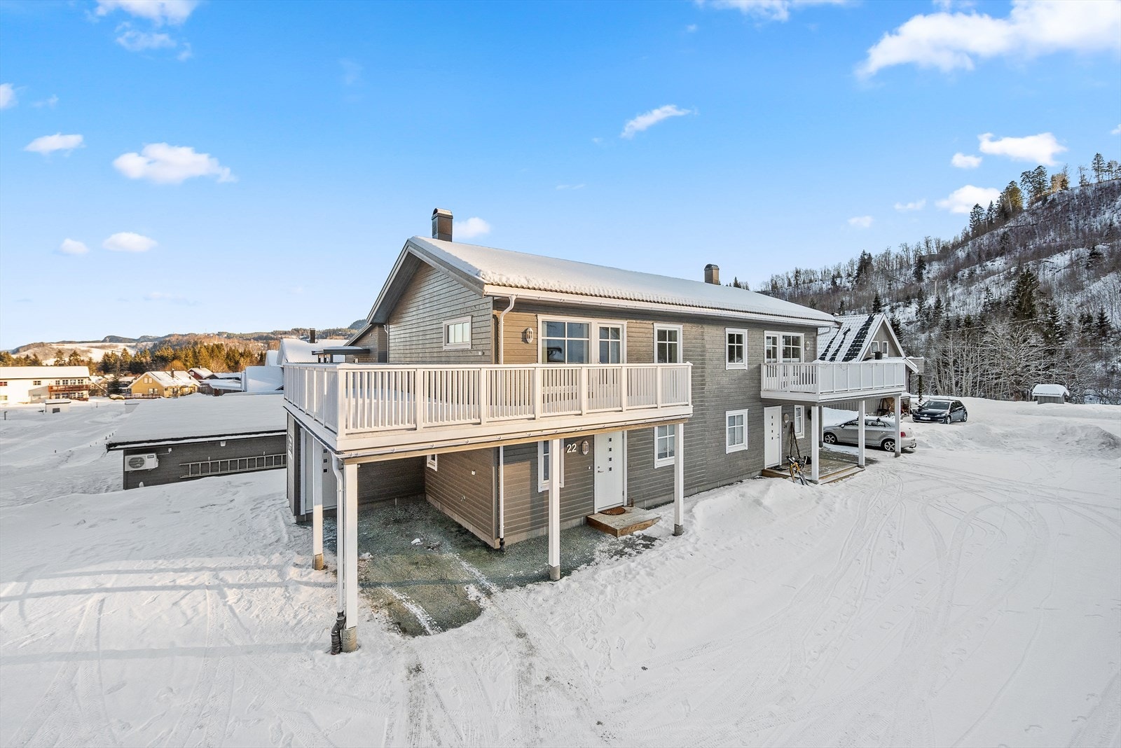 Det er parkering i egen carport og på en felles, gruslagt gårdsplass. Galleribilde
