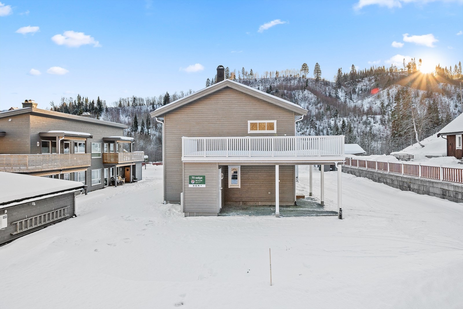 I bakkant av carporten er det en utebod på ca. 5 kvm. Velkommen til en trivelig visning! Galleribilde