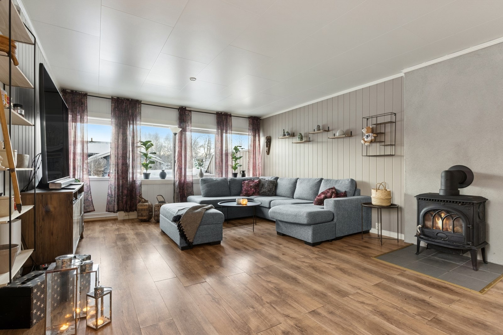 Lys og romslig stue med gode møbleringsmuligheter. Galleribilde