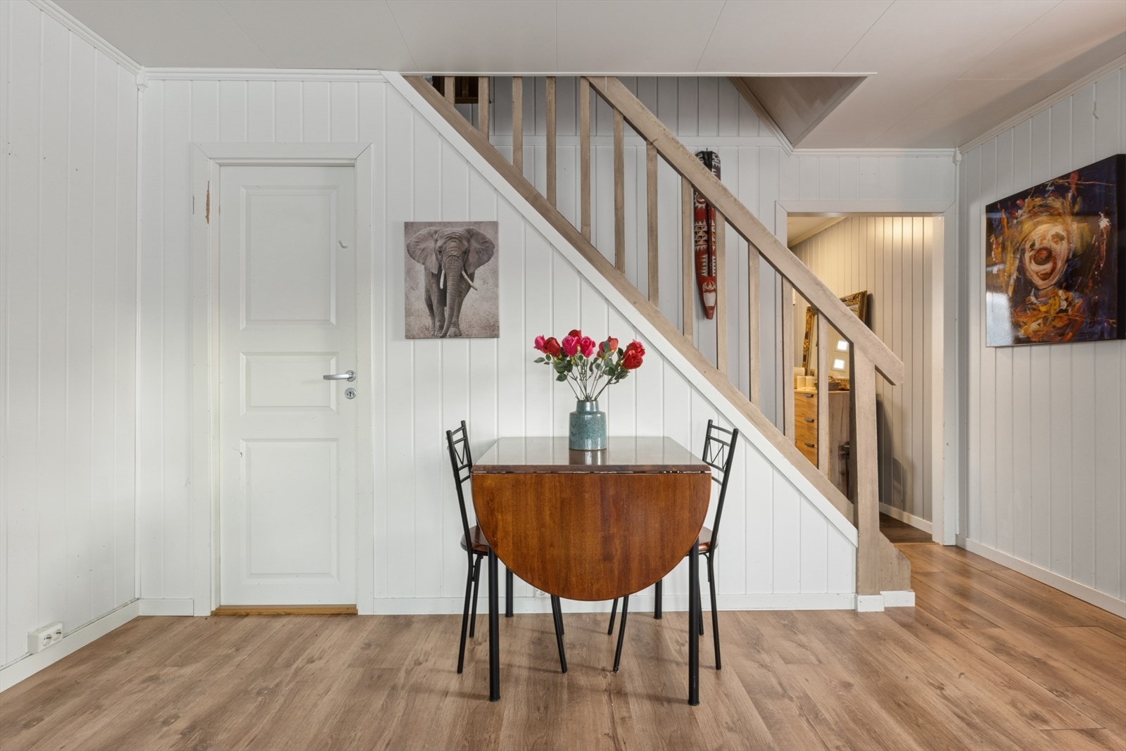 Stuen har en såpass romslig størrelse at her er det plass til en spisestue Galleribilde