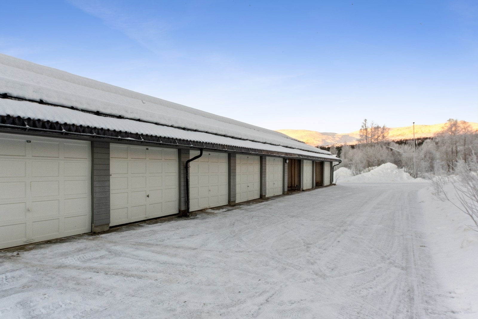 Garasje nr. 55 i rekke følger boligen Galleribilde