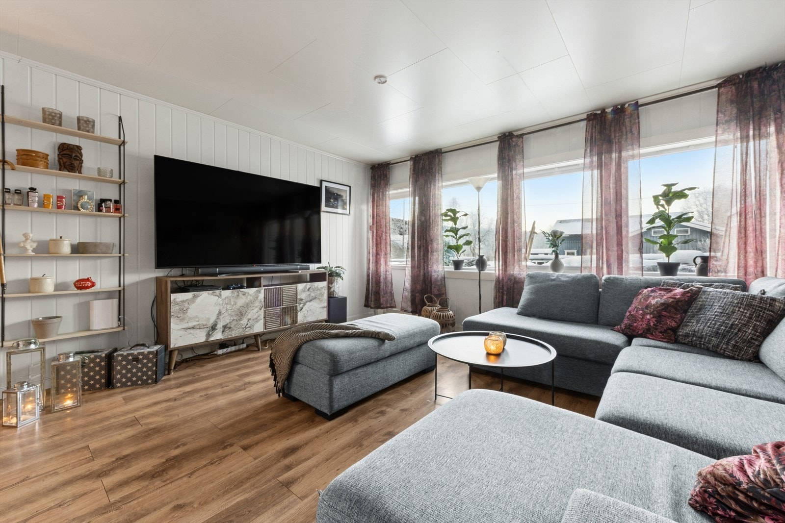 Fra stuen er det utgang til en romslig markterrasse og hage. Galleribilde