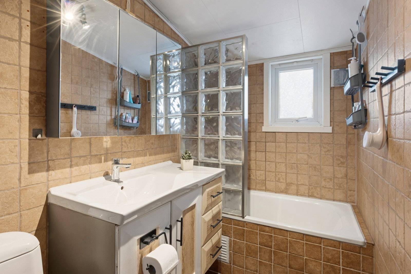 Badet ligger i 2. etasje og er innredning med heldekkende servant og ett-greps blandebatteri, badekar med dusjvegg overskap med speil og gulvmontert toalett. Galleribilde