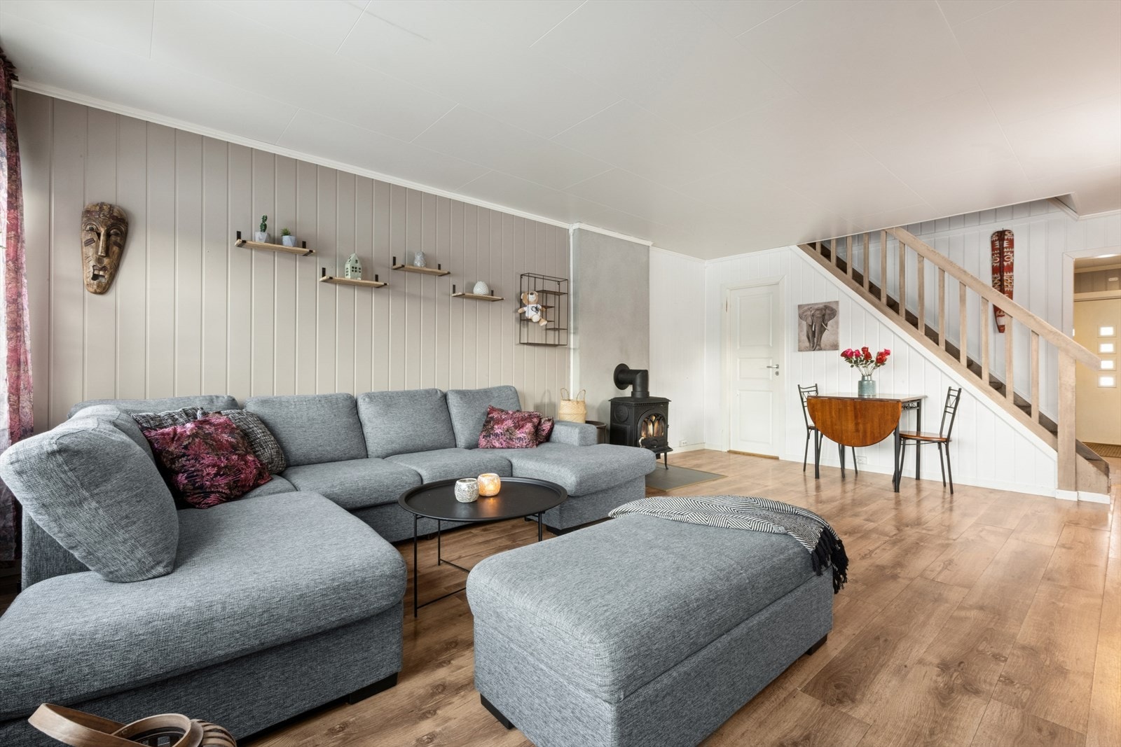 Herfra er det tilgang til kjellernedgang og trapp opp til 2.etg. Galleribilde