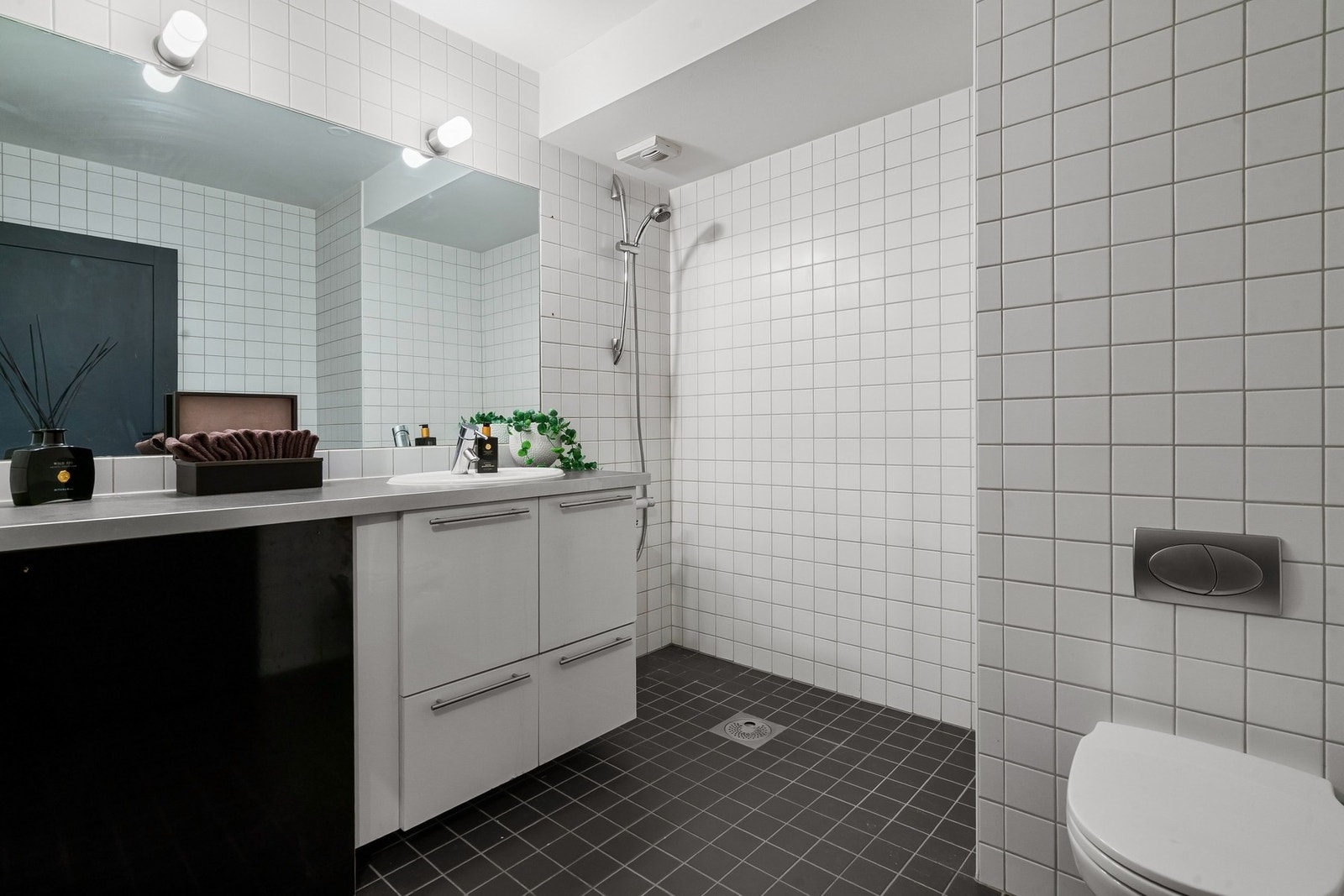 Baderommet er romslig og funksjonelt. Innredning med tilrettelagt plass for vaskemaskin. Galleribilde