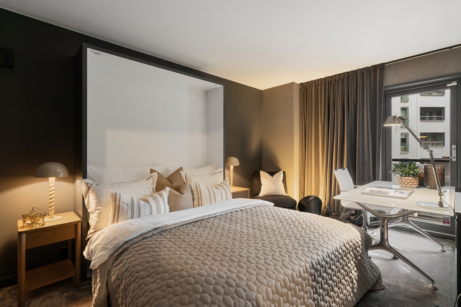 Leiligheten har to funksjonelle soverom med nedfellbare senger for fleksibilitet. Galleribilde