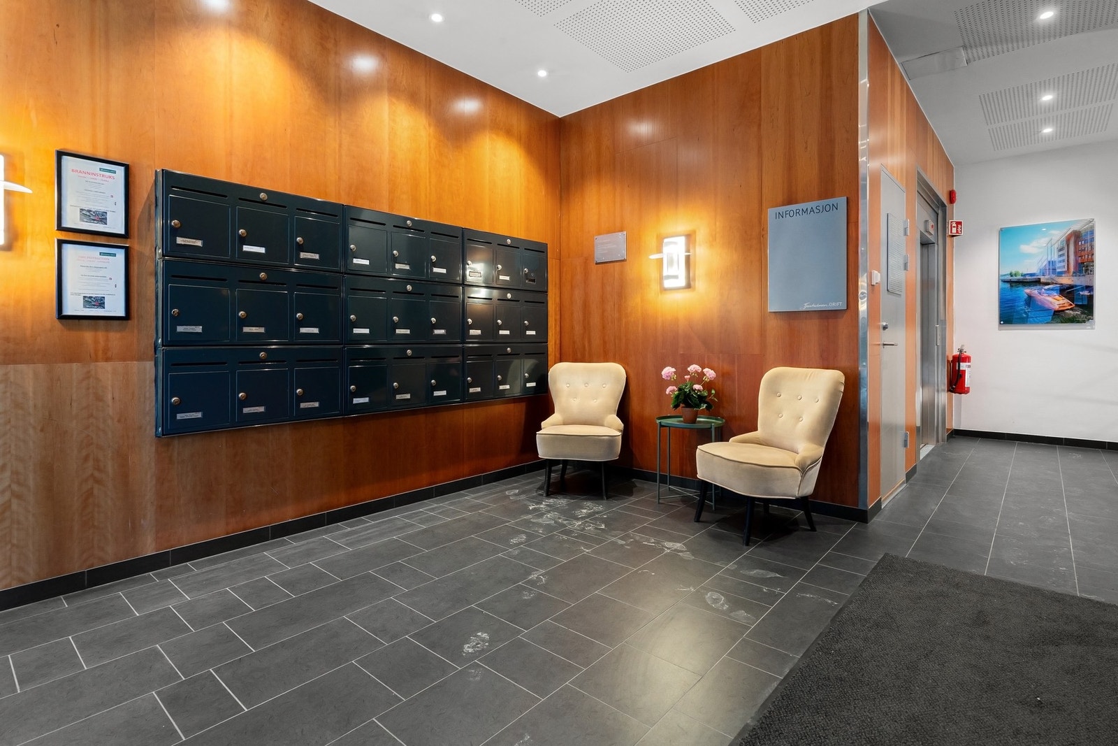 Bygget har heis til alle etasjer, og i fellesområdene oppleves en høy standard med representativ foajé. Galleribilde