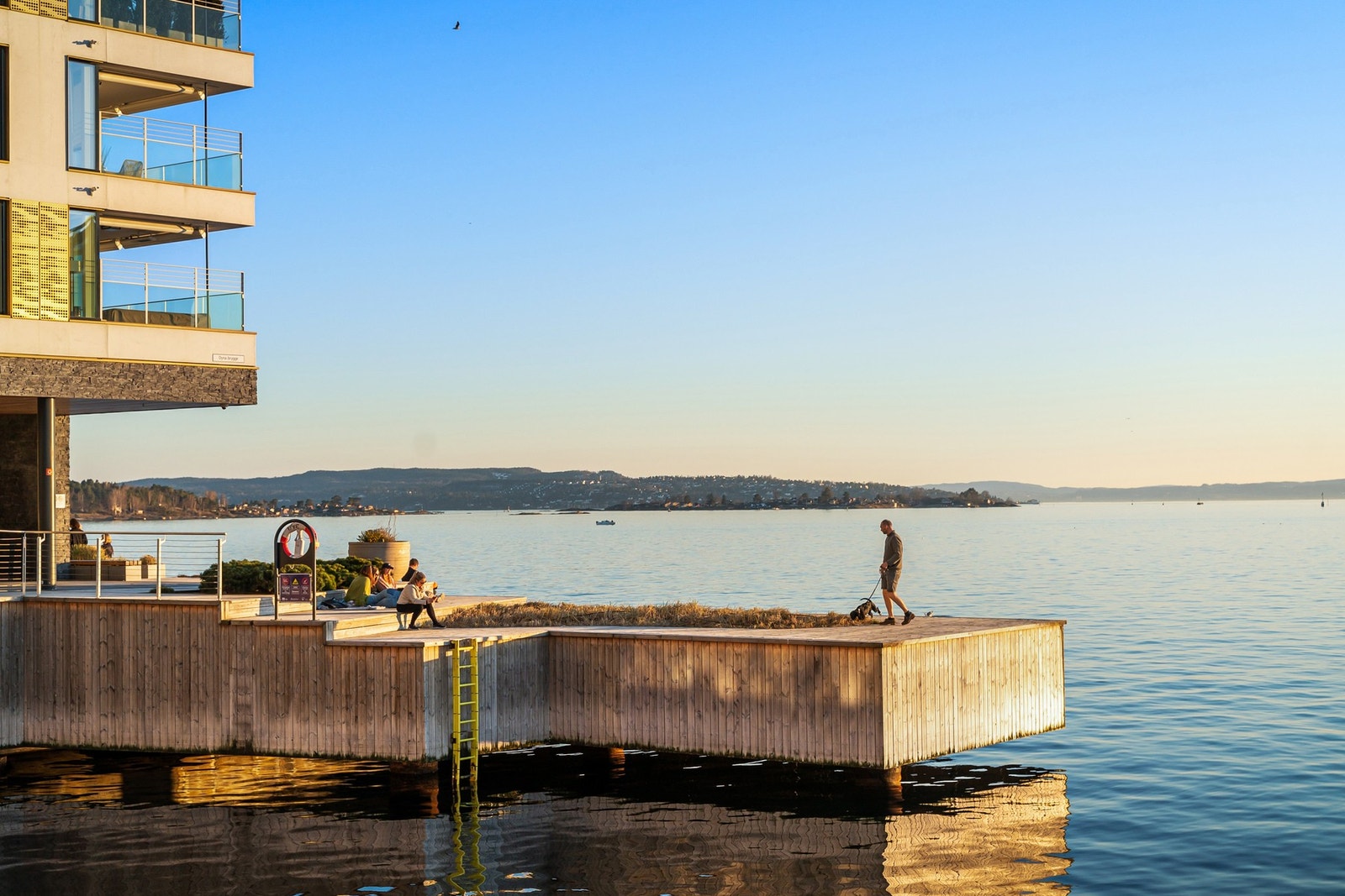 Enten man nyter en kaffe på brygga, tar et bad i sjøen eller utforsker moderne kunst, er alt kun en heistur eller spasertur unna. Galleribilde