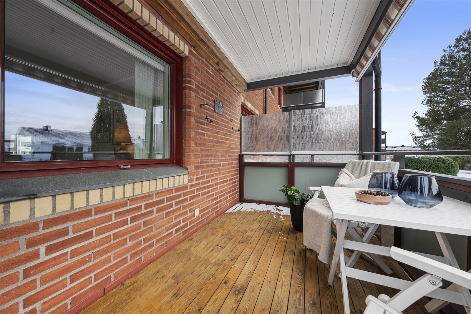 Vestvendt balkong med gode solforhold Galleribilde