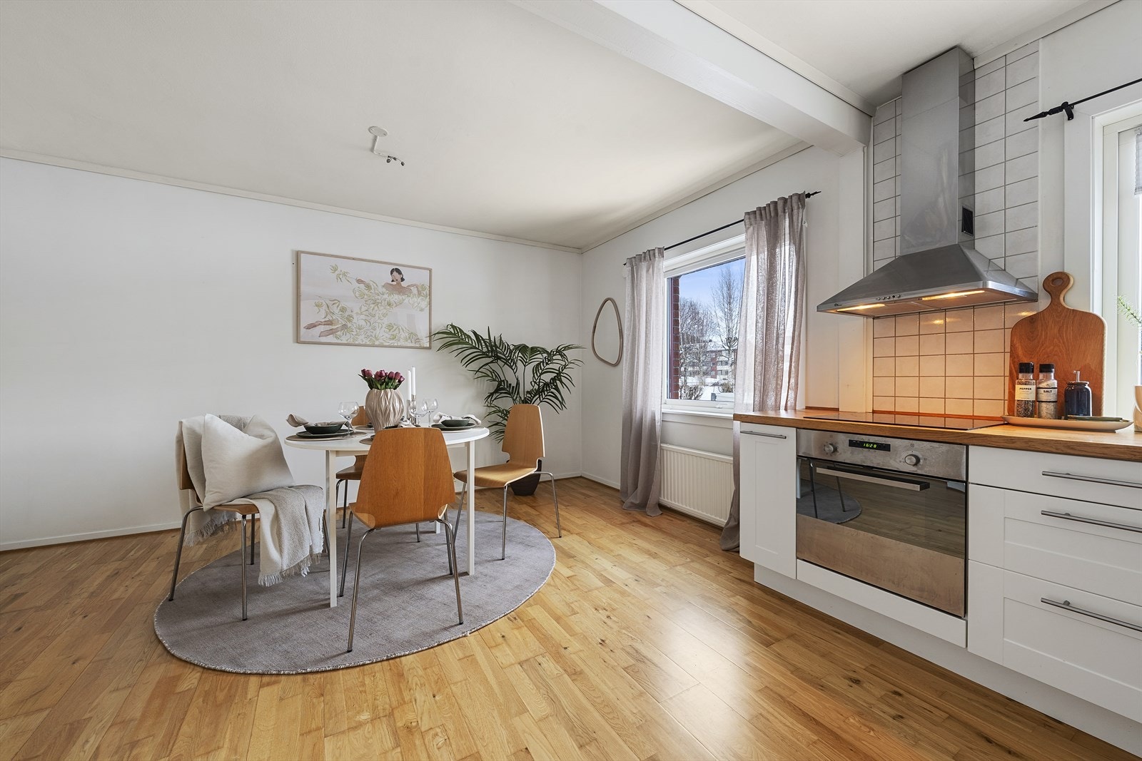 På kjøkkenet er det god plass til romslig spisegruppe Galleribilde