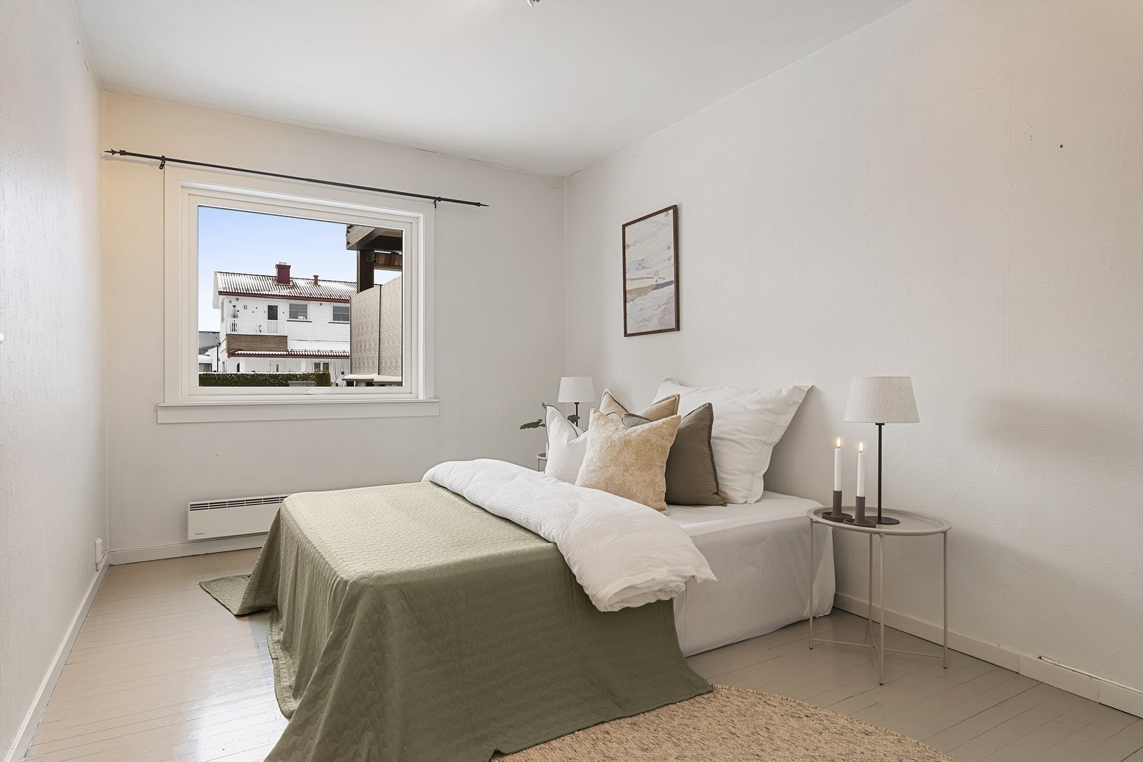 Soverom 2 er også av god størrelse med plass til dobbeltseng, nattbord og garderobeskap Galleribilde