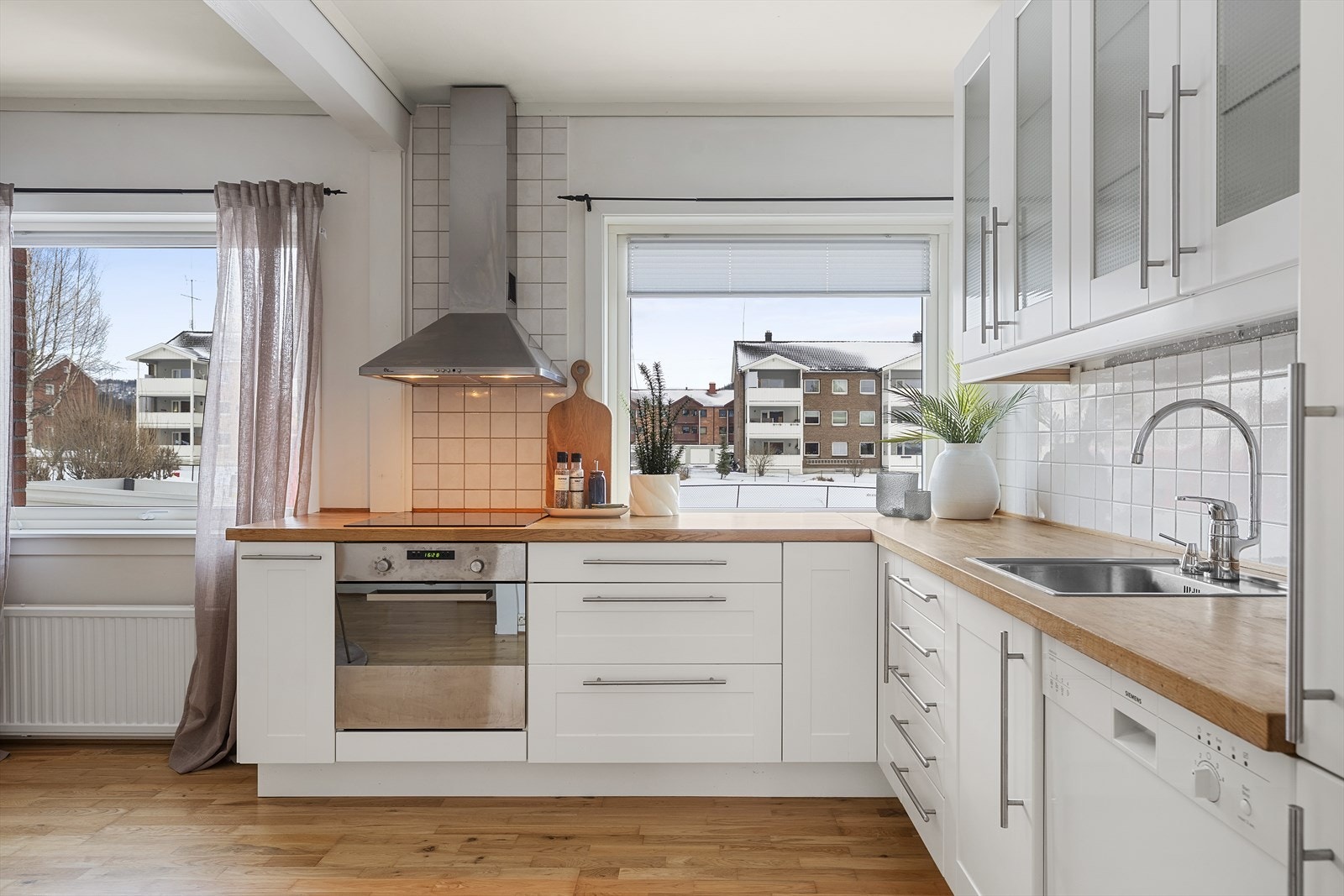 Kjøkkenet tilbyr godt med skap- og benkeplass. Innredningen har integrert stekeovn, platetopp og kjøl-/fryseskap. Det er avsatt plass i innredningen til oppvaskmaskin Galleribilde