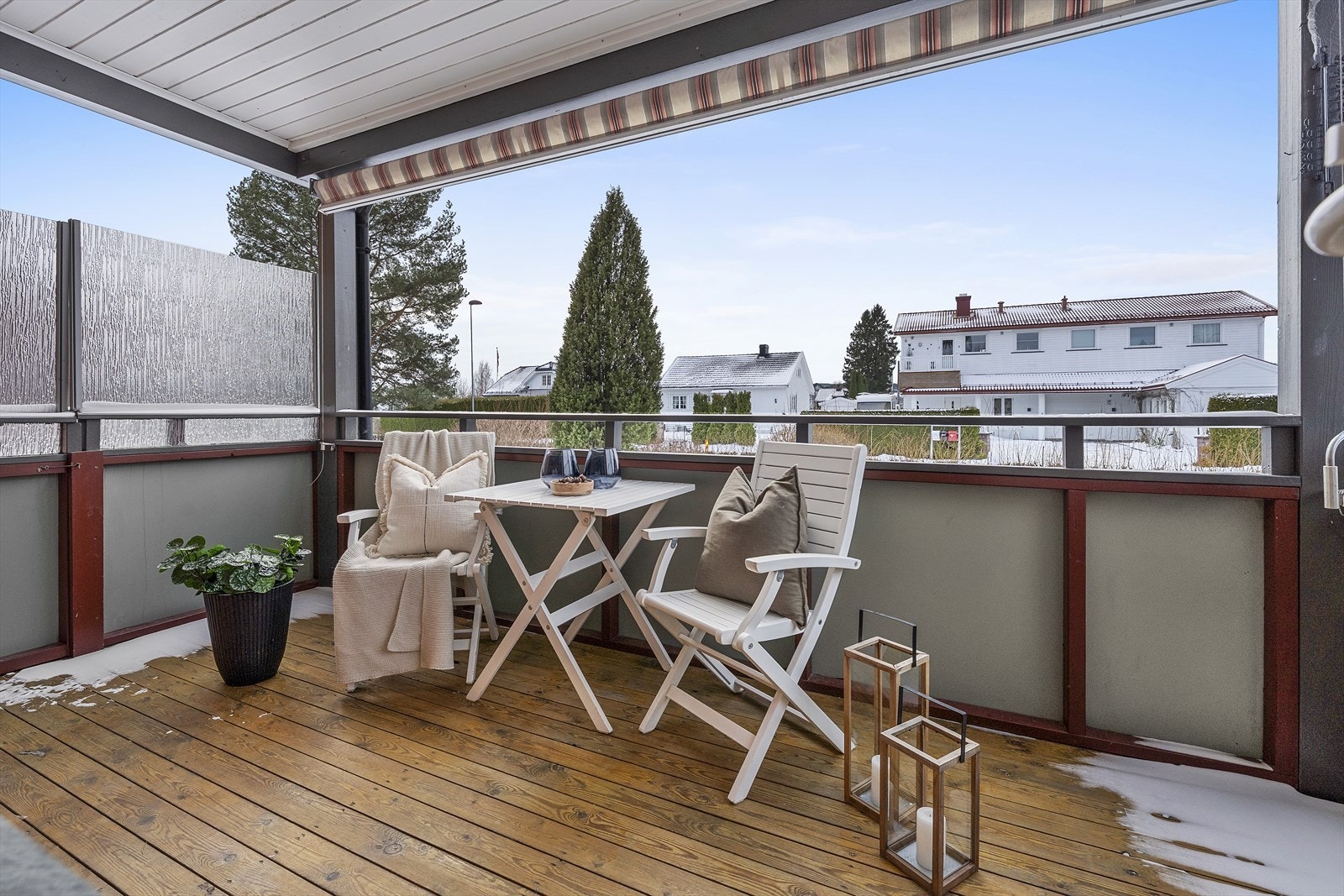 Overbygget balkong med port og nedgang til hageområde Galleribilde