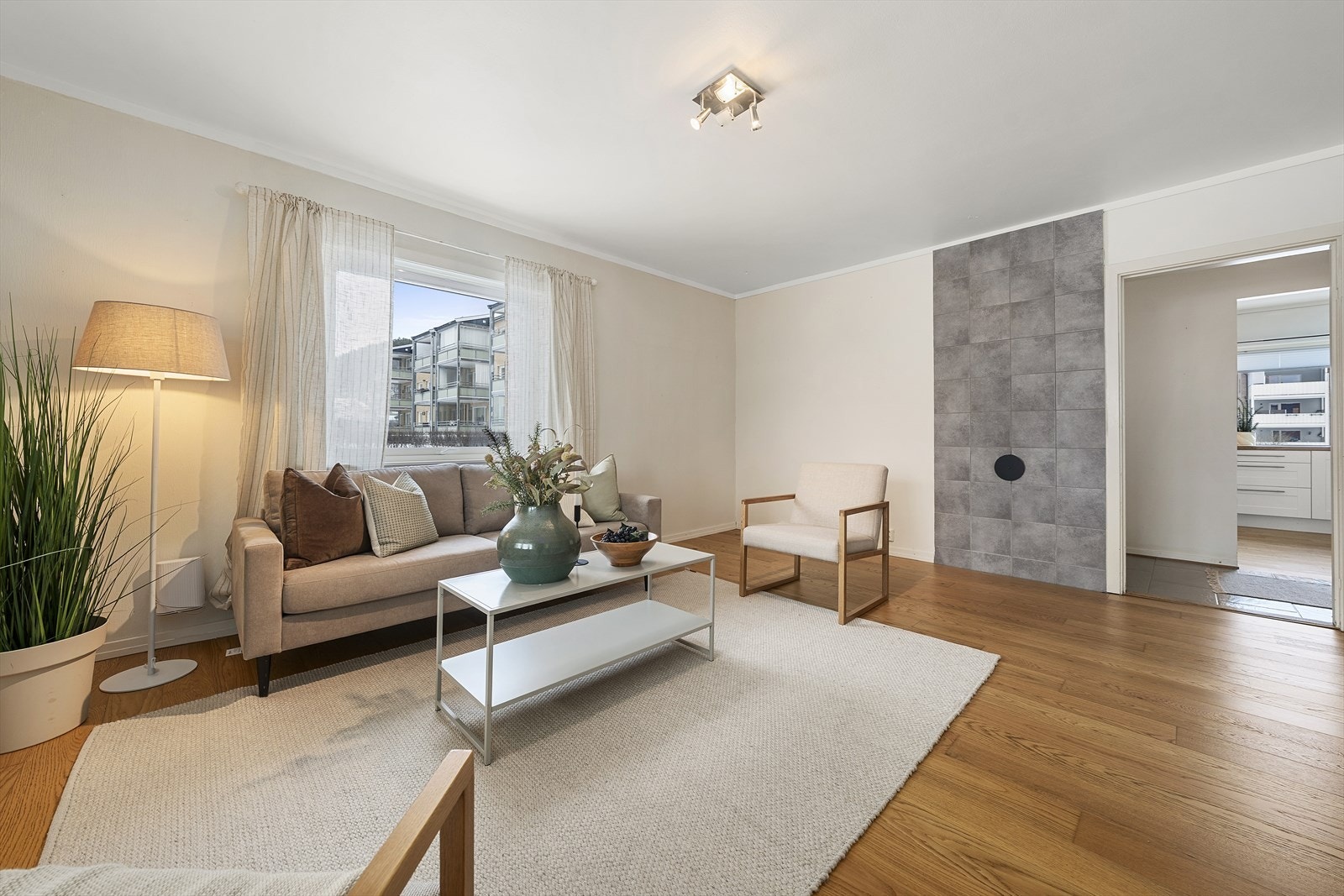 Lys stue med gode vindusflater som sørger for godt lysinnslipp. Stuen tilbyr plass til både sofagruppe og tilhørende møblement Galleribilde