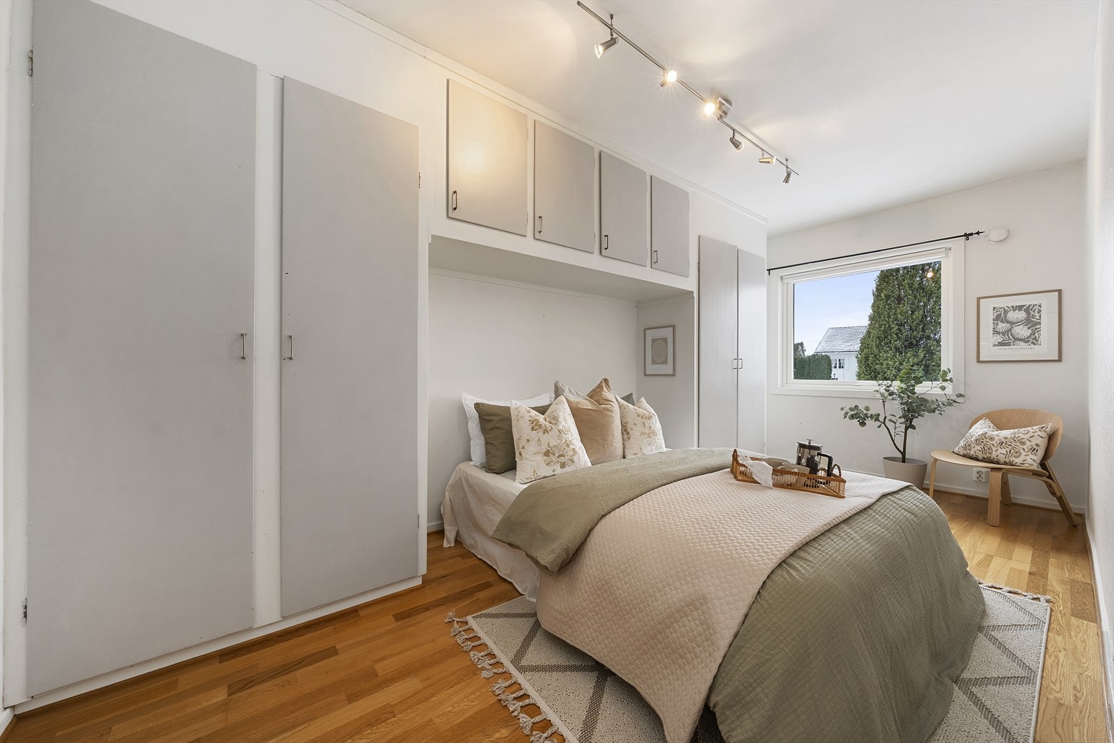 Hovedsoverommet er av god størrelse med plass til dobbeltseng og annet mindre soveromsmøblement. Hovedsoverommet er utstyrt med plassbygd garderobe Galleribilde