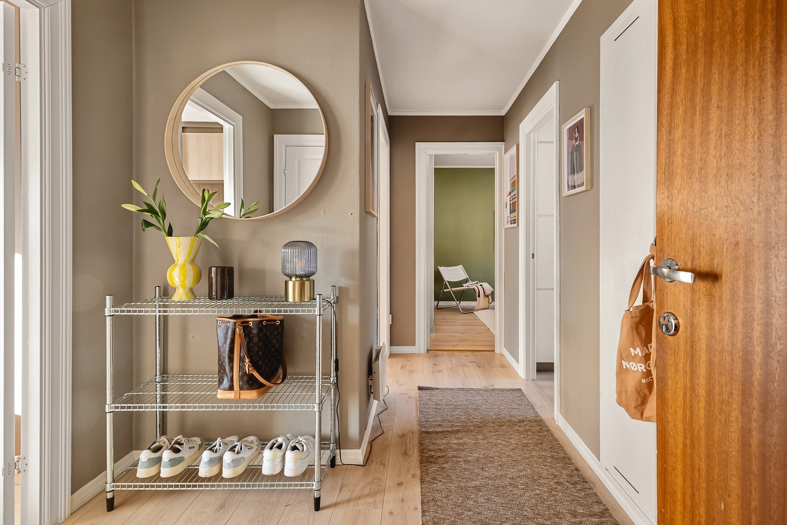 Innbydende entré med plass til å henge fra seg yttertøy og oppbevare sko. Galleribilde