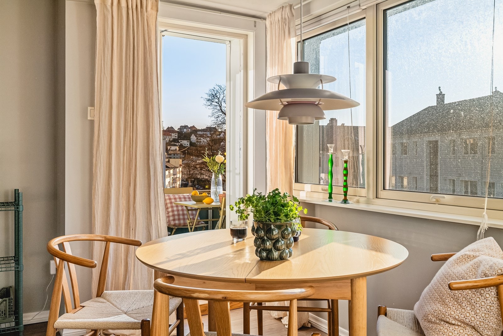 Fra stuen er det utgang til balkong på ca. 2,5 kvm. Galleribilde