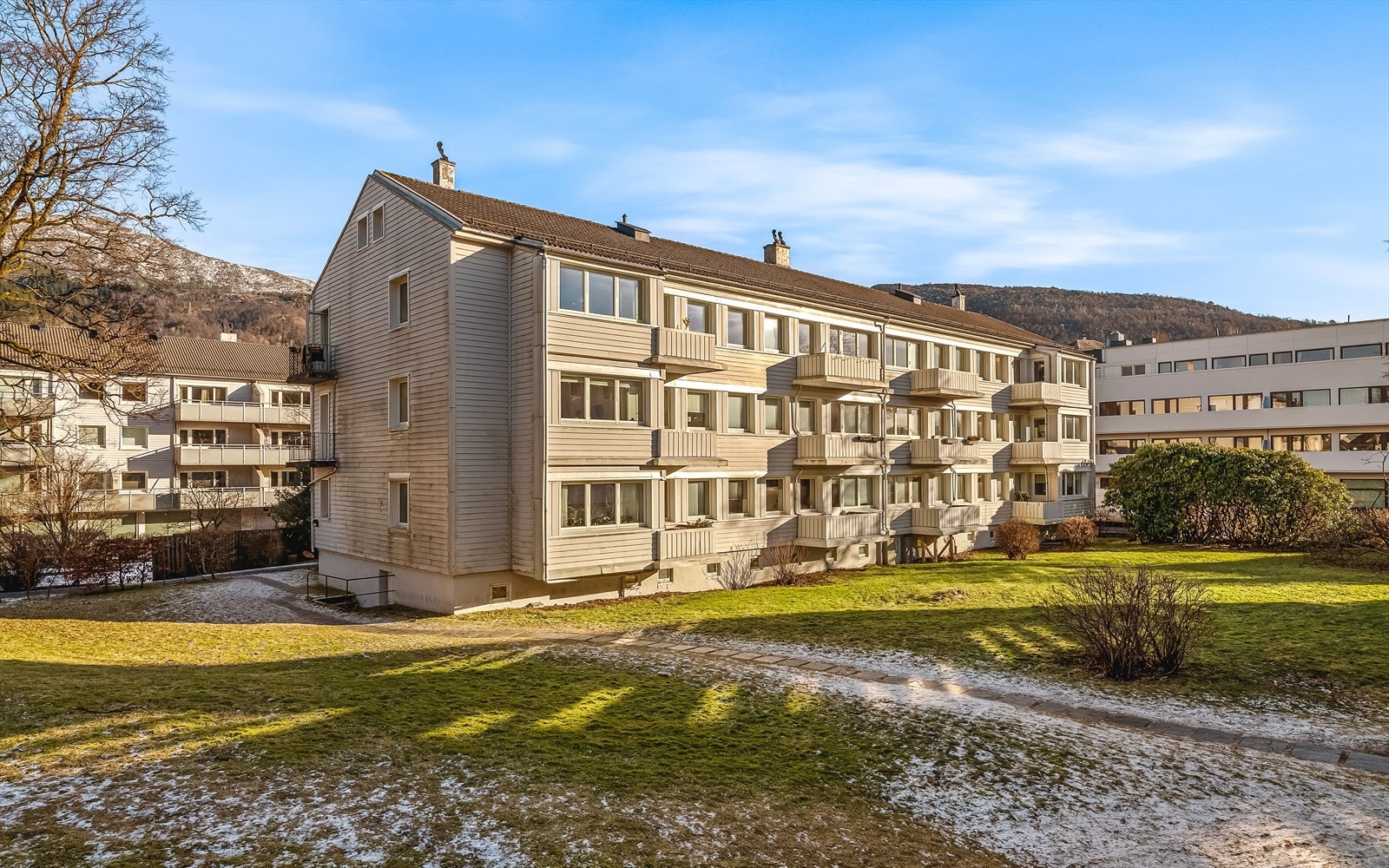 Boligen har en attraktiv beliggenhet i veletablert boligområde. Stikkord for området er sentralitet, solrikt og nærhet til by og fjell. Galleribilde