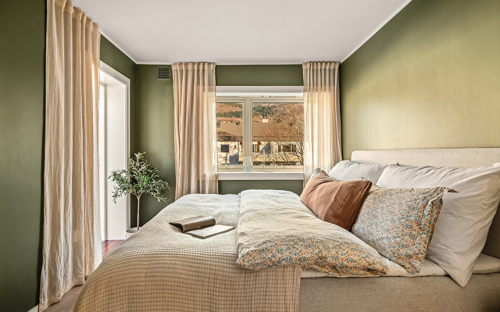 Leilighetens hovedsoverom er av god størrelse. Galleribilde