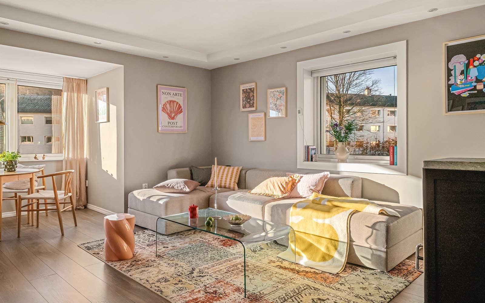 Boligen har en fin plassering som endeleilighet som gir godt med naturlig lysinnslipp fra flere sider. Galleribilde