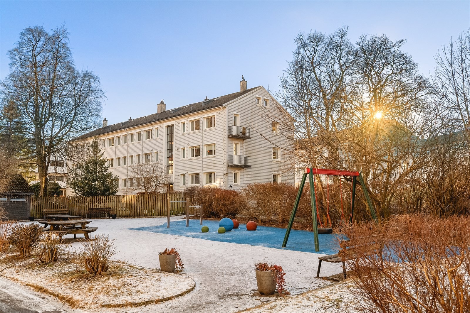 Her bor man i et nabolag for alle livets kapitler! Perfekt for både barnefamilier, studenter, voksne og eldre som ønsker gode omgivelser og en enkel hverdag. Galleribilde