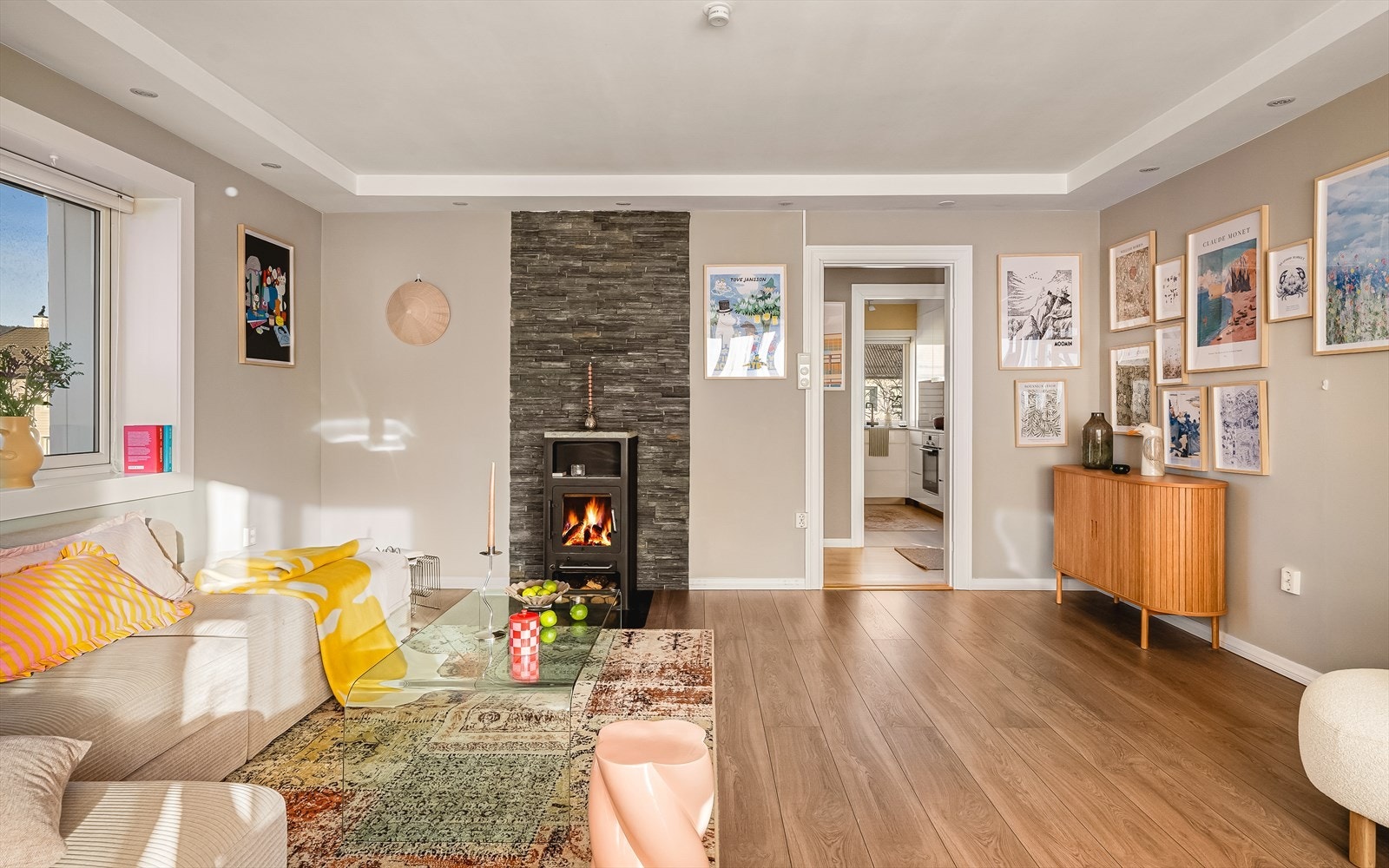 Gjennomgående laminat på gulv. Galleribilde