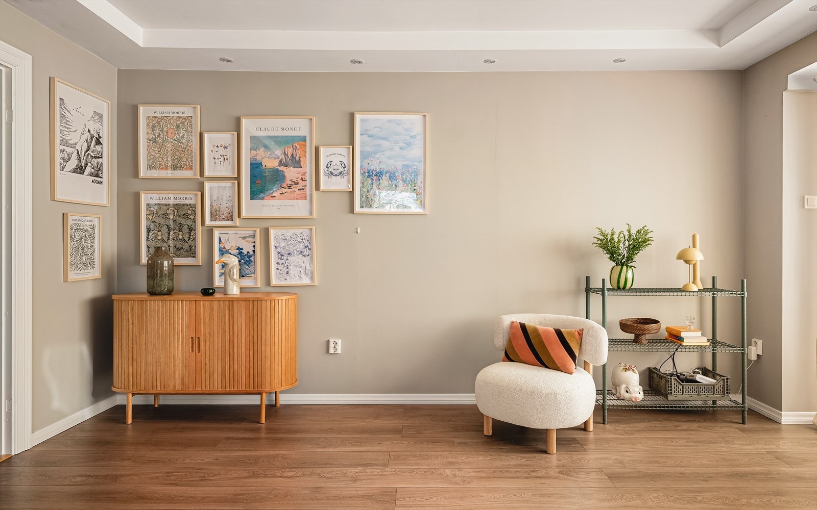 Stuen er på hele 26,5 kvm, så her er det god plass til å innrede etter eget ønske. Galleribilde