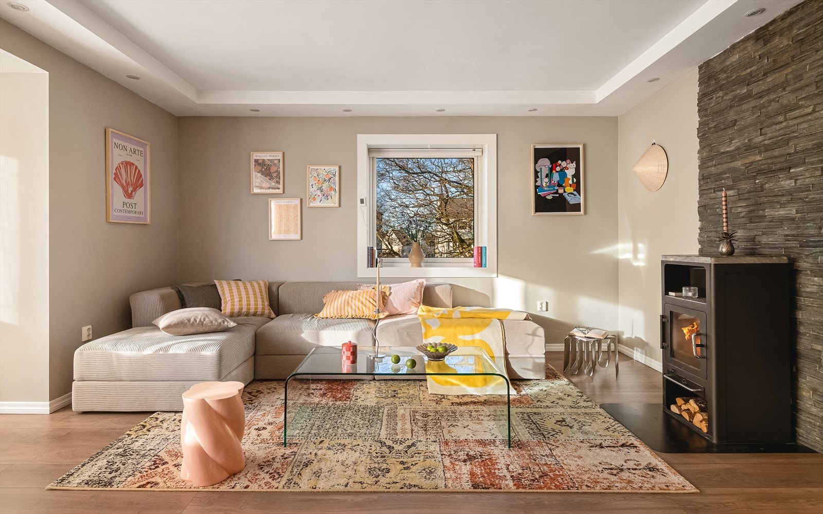 Peisovn i stue. Øvrig oppvarming med elektrisitet. Galleribilde