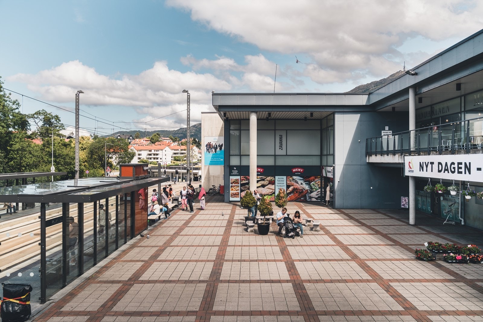 Ellers har man Sletten Senter som blant annet byr på MENY, apotek og Vinmonopol. Galleribilde