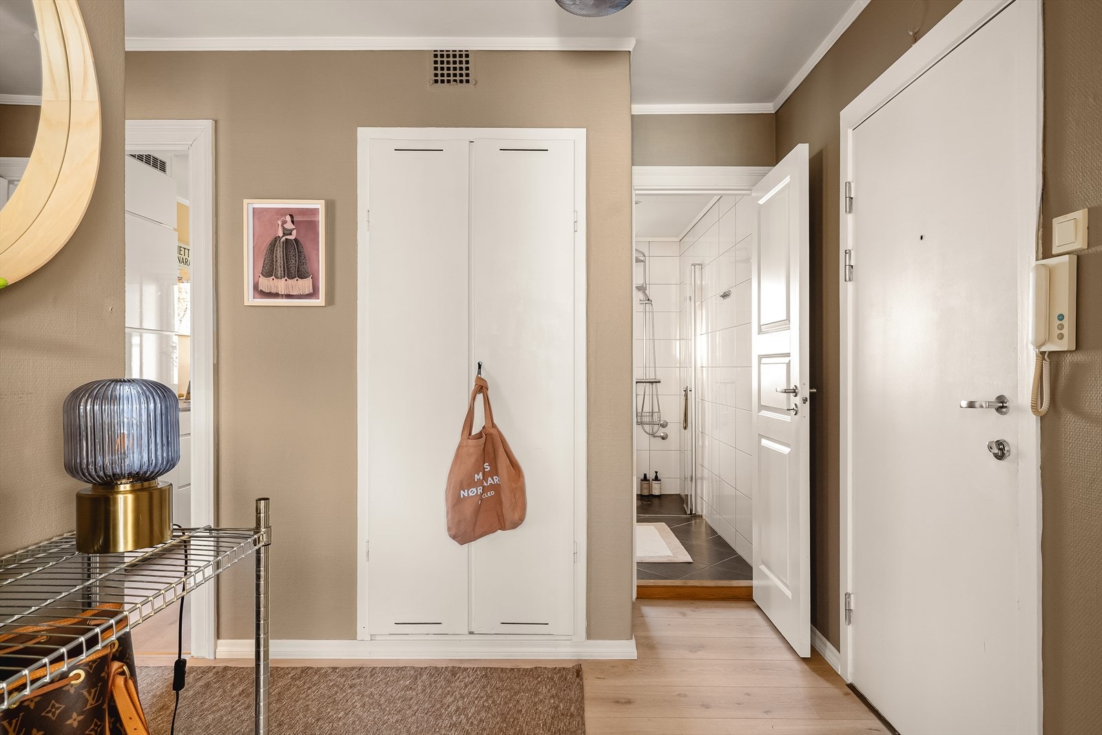 Fra entrén er det tilkomst til både bad og seperat toalettrom. Galleribilde