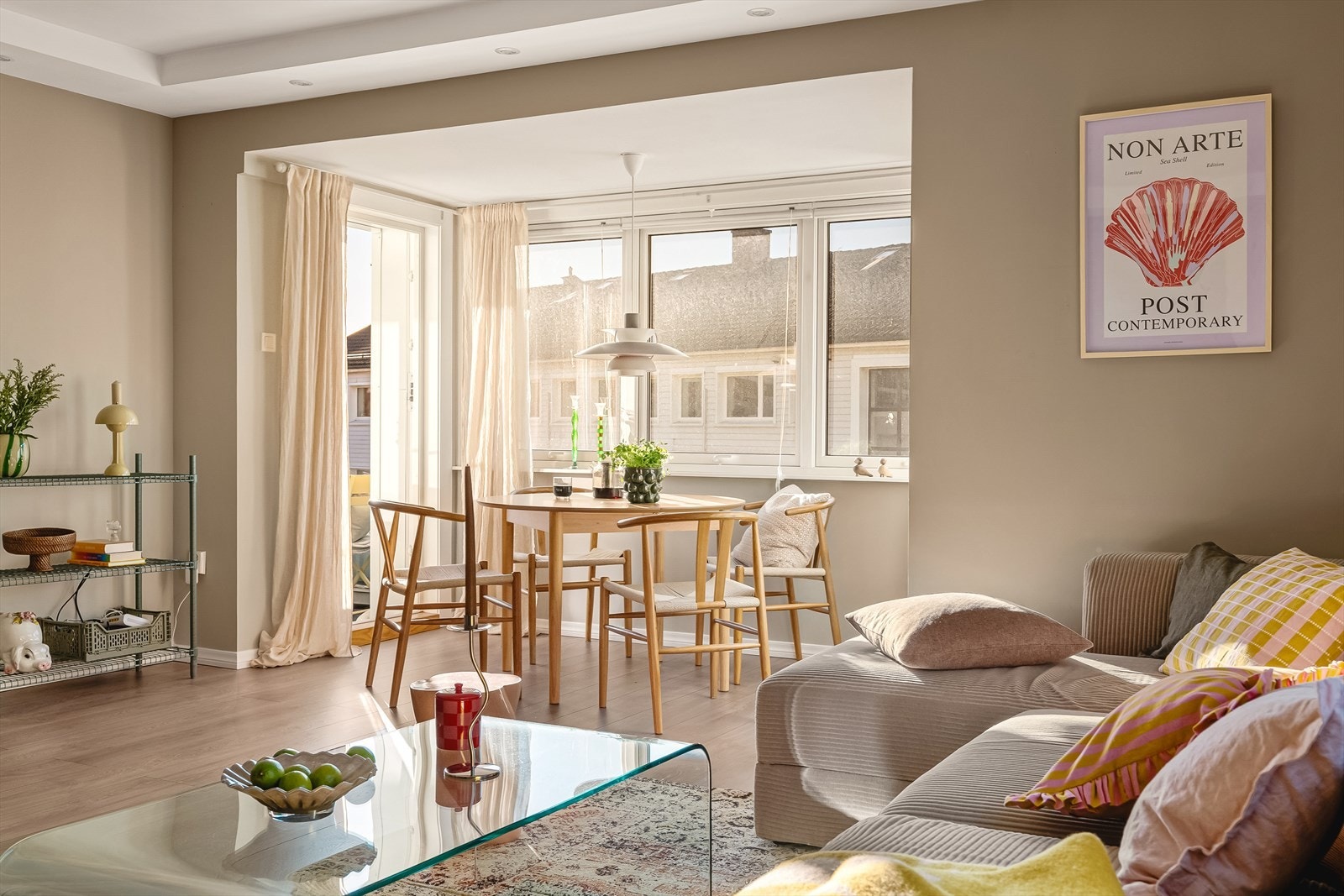 Leiligheten er beliggende i 3. etasje og inneholder entré, toalettrom, bad, 2 soverom, stue og kjøkken. Galleribilde