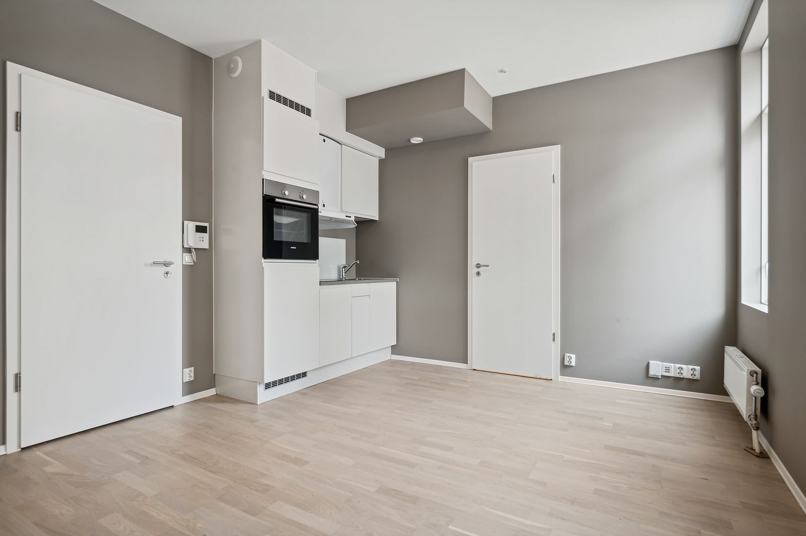 Pent oppholdsrom med åpen kjøkkenløsning. Galleribilde